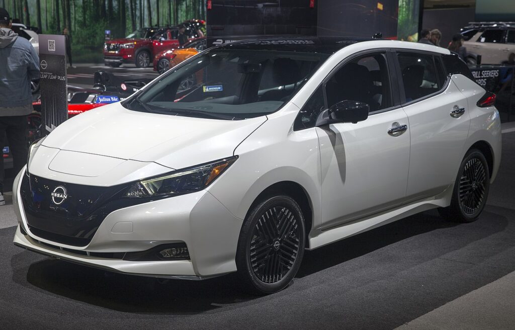 an Image of white Nissan leaf for article cheap electric car