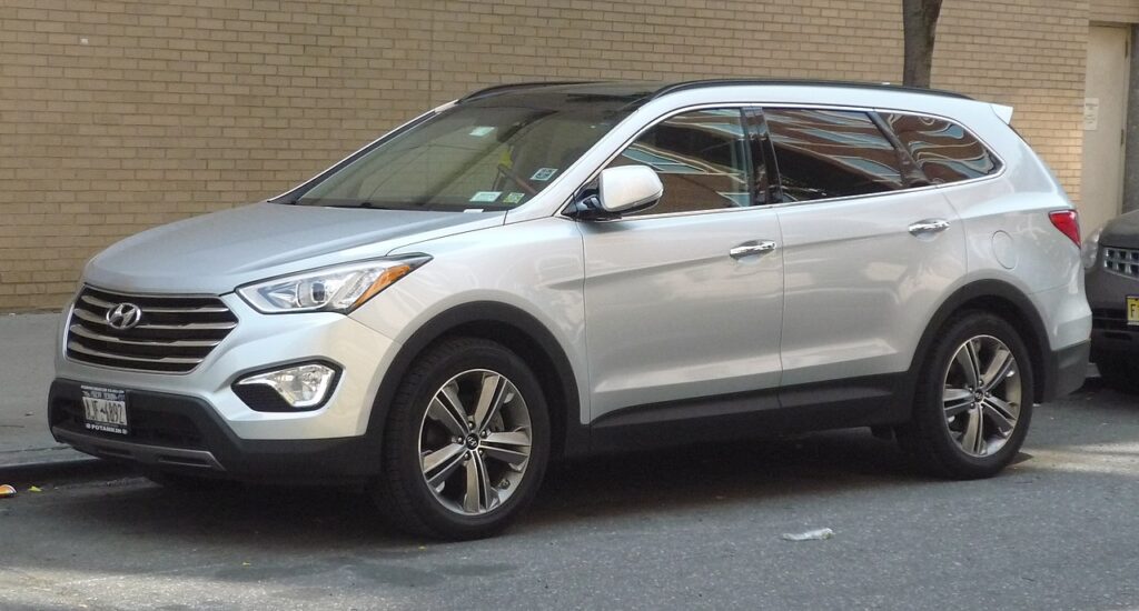 An image of silver Hyundai Santa fe 2015 the most comfortable cars under $20k in Australia