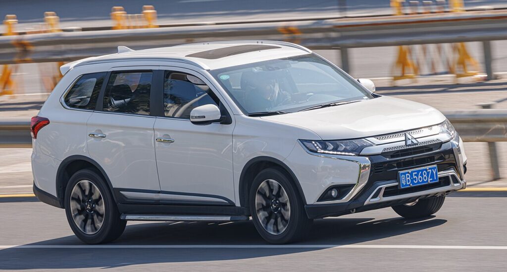 Mitsubishi Outlander (2010–2012) – Best SUVs Under $10000 in 7-Seater Range.