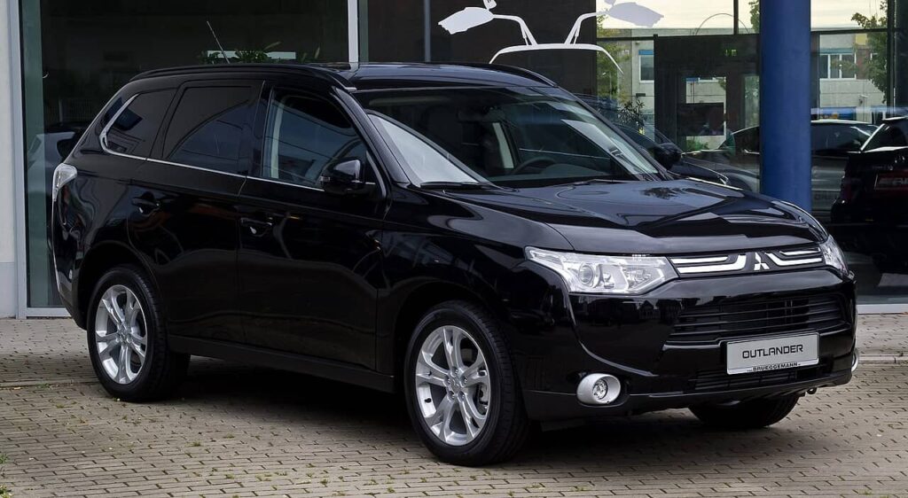 Mitsubishi Outlander (2010–2012) – One of the Best 7-Seater SUVs Under $10000