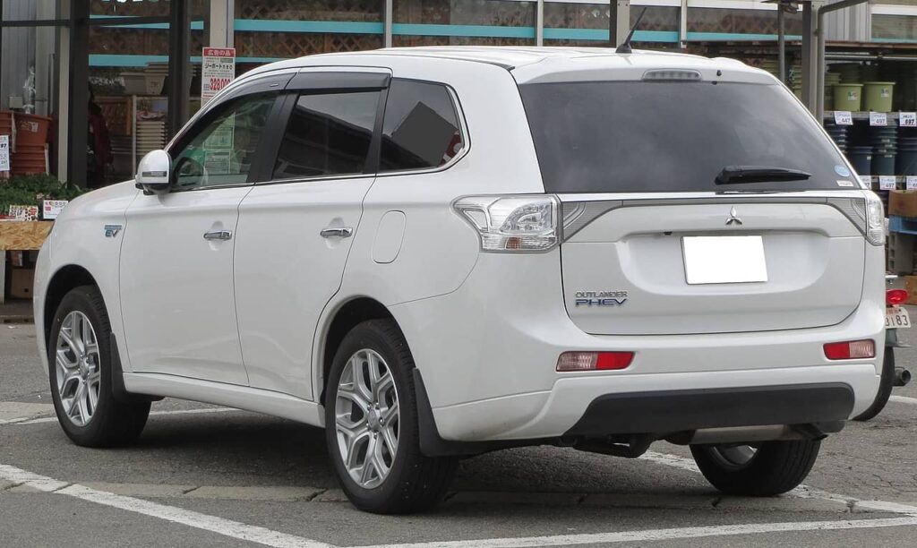 Mitsubishi Outlander PHEV (2014–2015) cheap used suv
