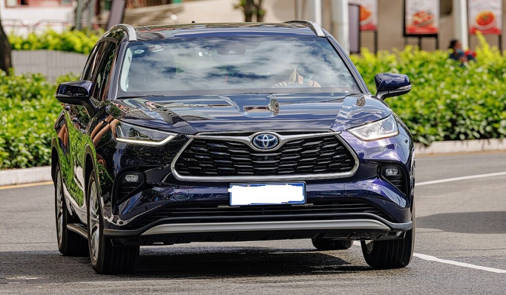 An Image of blue Toyota Kluger Hybrid best SUV for highway driving