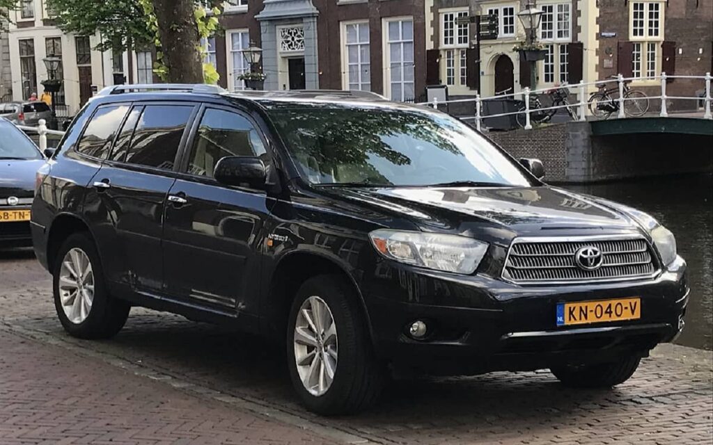 Toyota Kluger (2007–2009) – One of the Best SUVs Under $10000 for Big Families
