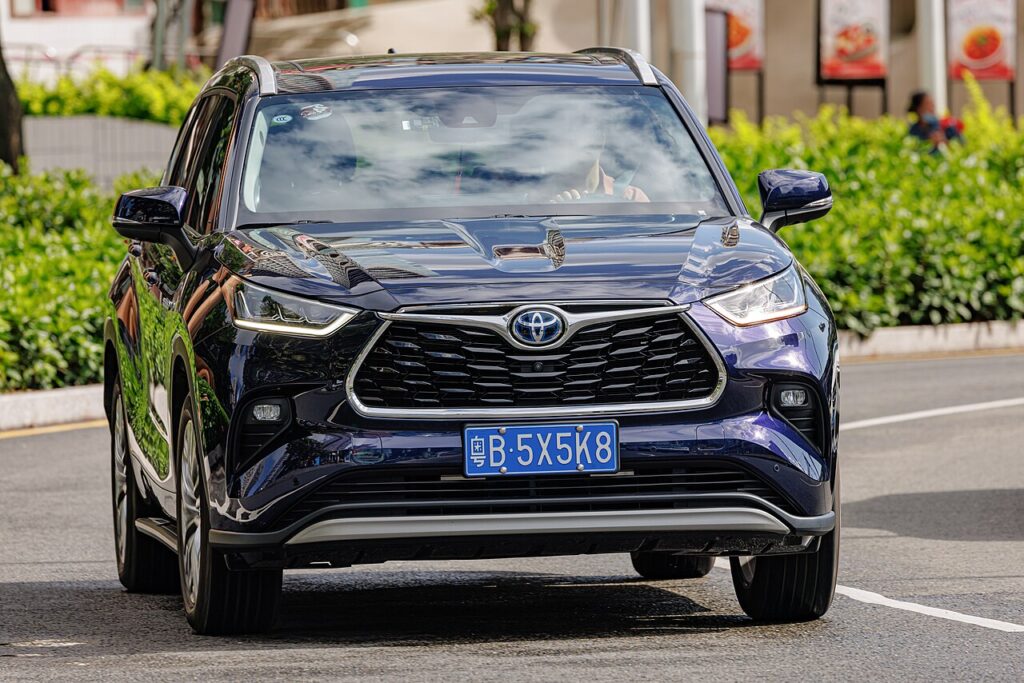 Blue Toyota Kluger Hybrid for the section best comfortable cars for road trips in Australia