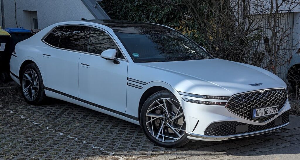Genesis G90 : The Newcomer Cool Luxury Sedan with a Competitive Edge