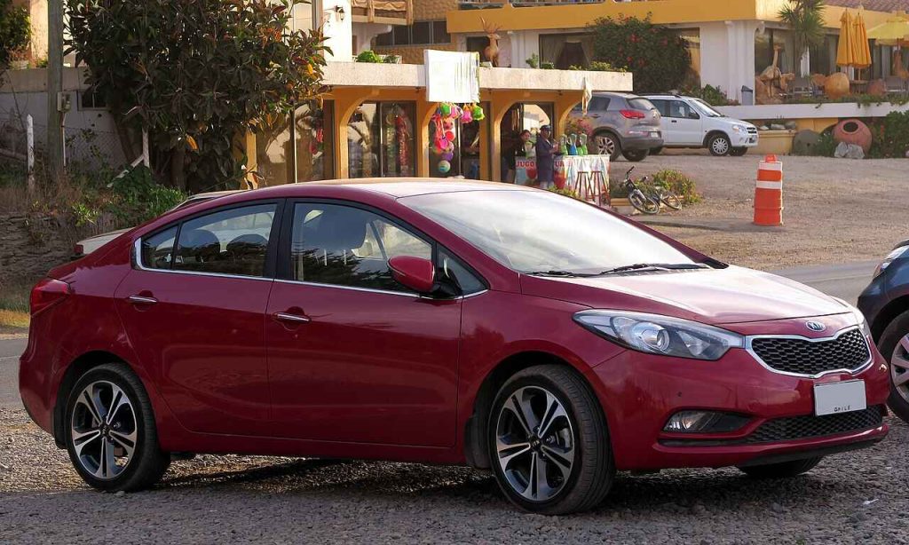 used Kia Cerato 2014 maroon side view